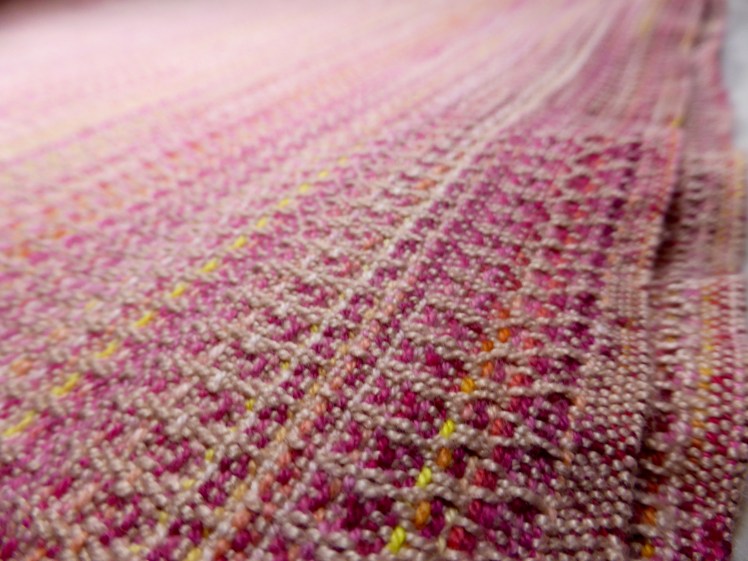 Lindavia wrap, merc cotton weft, crackle weave, close-up